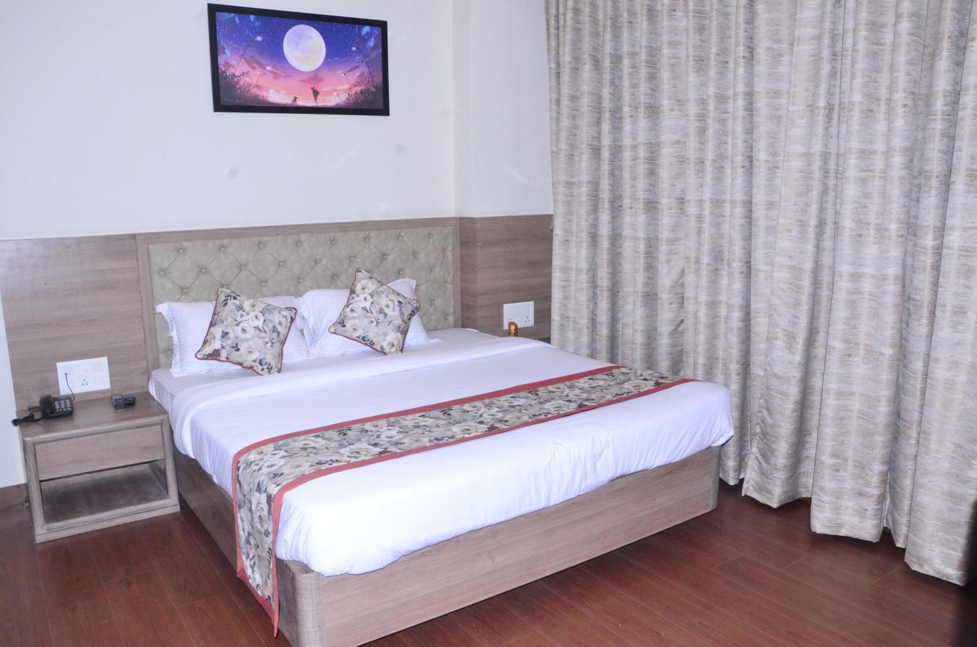 โรงแรมนันท์ เรซิเดนซี Ghazipur ภายนอก รูปภาพ